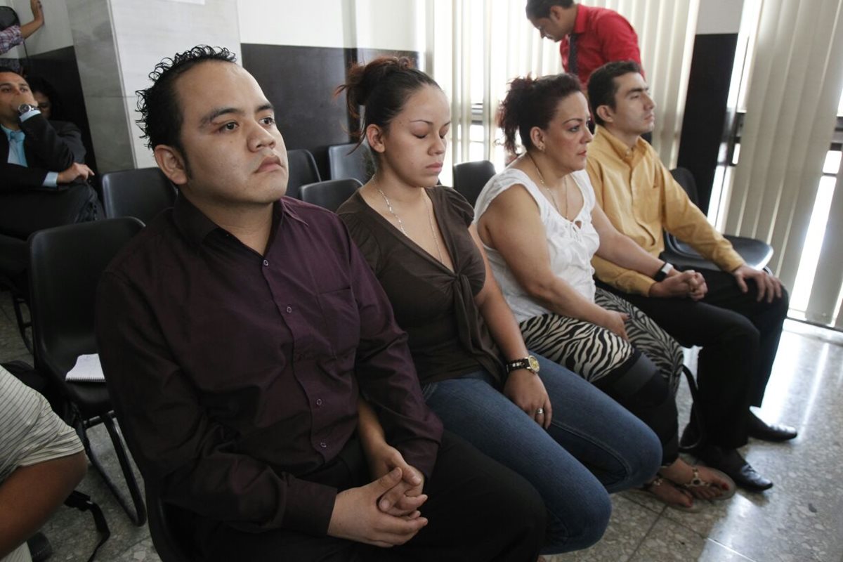 Los acusados escuchan la sentencia del Tribunal Undécimo Penal que los condenó a 120 años de prisión. (Foto Prensa Libre: Paulo Raquec)