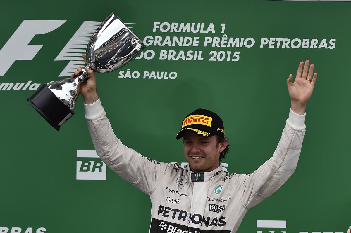 El piloto alemán Nico Rosberg celebra en el podio al ganar el GP de Brasil. (Foto Prensa Libre: EFE)