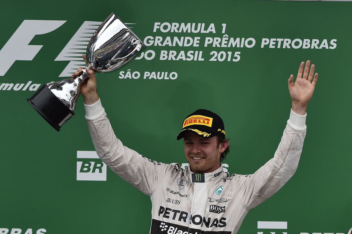 El piloto alemán Nico Rosberg celebra en el podio al ganar el GP de Brasil. (Foto Prensa Libre: EFE)