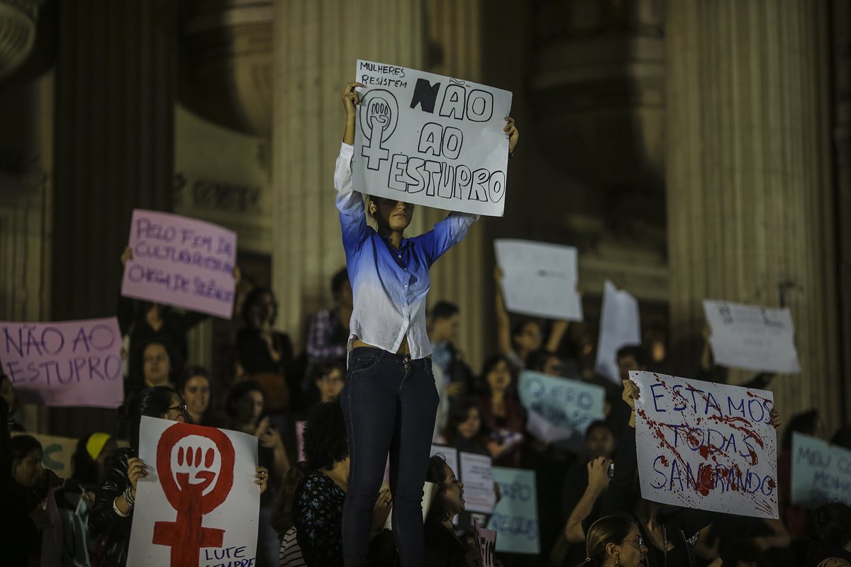 Grupo protesta por violación en Río de Janeiro. (Foto Prensa Libre: EFE)