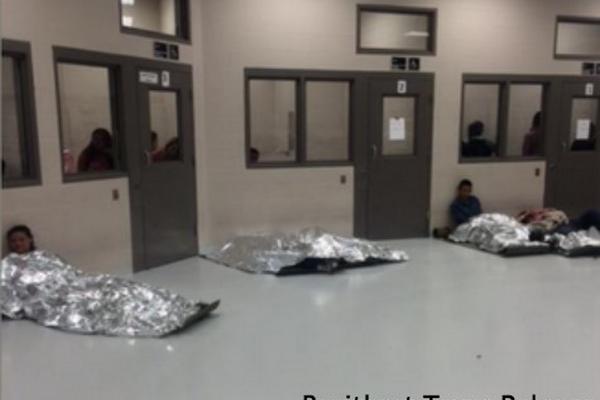 Las imágenes reveladas esta semana por el diario Breitbart Texas muestran a varios migrantes en condiciones inhumanas y hacinados; niños y adultos, entre los cuales hay guatemaltecos. (Foto Prensa Libre: con permiso de Breitbart Texas).