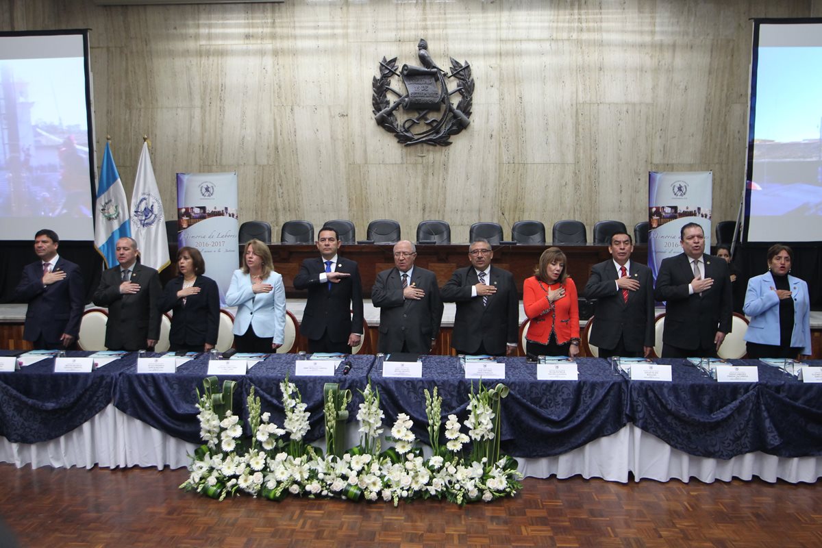 El mandatario Jimmy Morales junto a magistrados de la Corte Suprema de Justicia durante la entrega del informe de labores de Nery Medina. (Foto Prensa Libre: Hemeroteca PL).