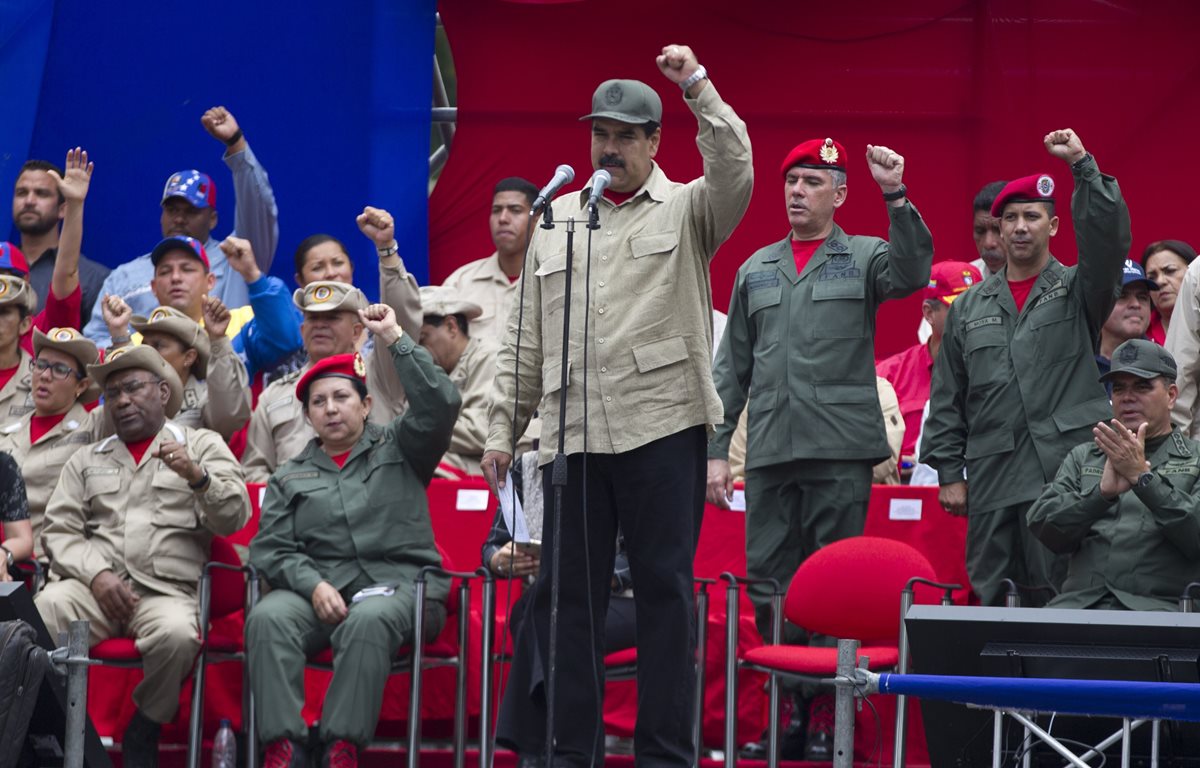 Maduro, junto a los altos mandos del Ejército. (Foto Prensa Libre: AP)