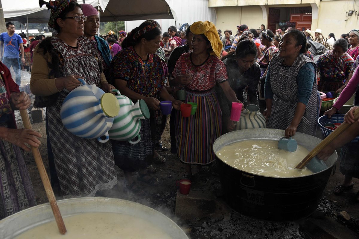 Vecinos de la familia de Claudia Gómez apoyan en la elaboración de alimentos para los asistentes al sepelio.