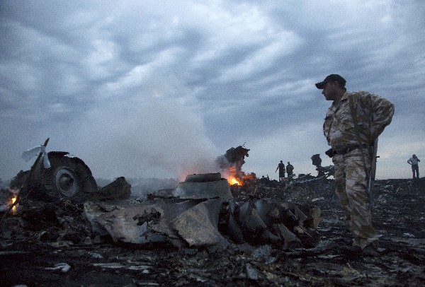 El vuelo MH17 de Malaysia Airlines cayó en el este de Ucrania, en julio de 2014.  (Foto Prensa Libre: AP)
