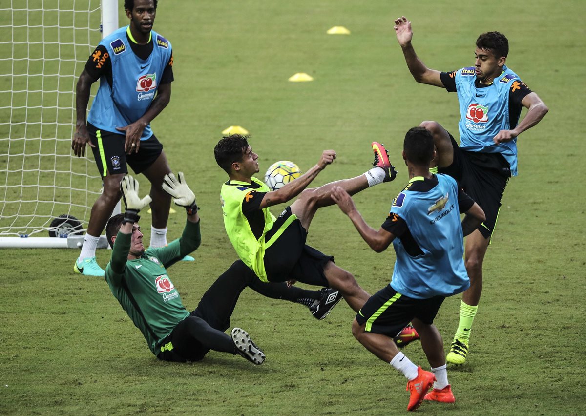 Los jugadores de la selección brasileña participan en un entrenamiento en la Arena Amazonía, con vistas para el partido contra Colombia. (Foto Prensa Libre: EFE).