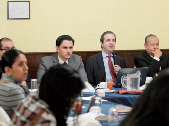 Integrantes de la directiva de Atal presentaron ayer un análisis del proyecto de presupuesto 2017, en la cual plantean que se haga una reducción del techo. ÉRICK ÁVILA