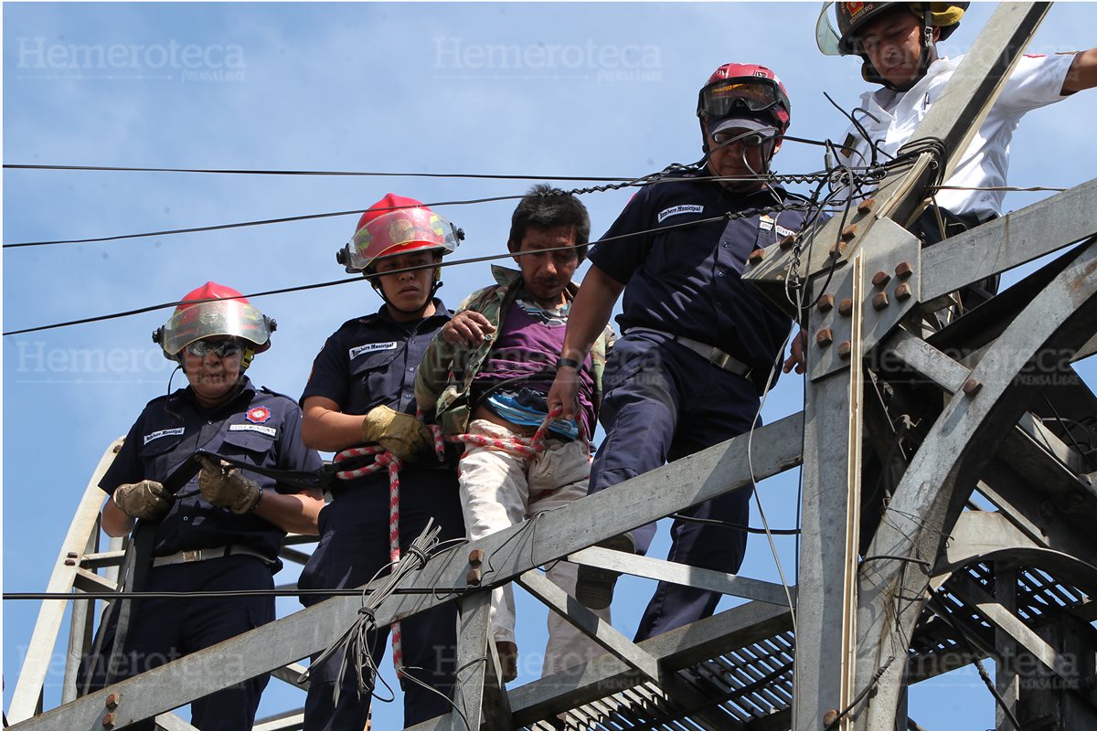 Abel López Cruz fue rescatado por octava ocasión luego de que intentara lanzarse desde lo alto de la Torre del Reformador. 24/12/2014. (Foto Hemeroteca: PL)