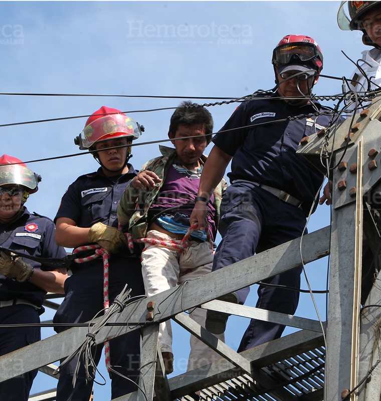 Abel López Cruz fue rescatado por octava ocasión luego de que intentara lanzarse desde lo alto de la Torre del Reformador. 24/12/2014. (Foto Hemeroteca: PL)