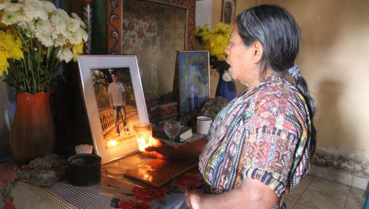 Dominga Melétz observa una foto de su hijo que murió en Estados Unidos. (Foto Prensa Libre: Ángel Julajuj)