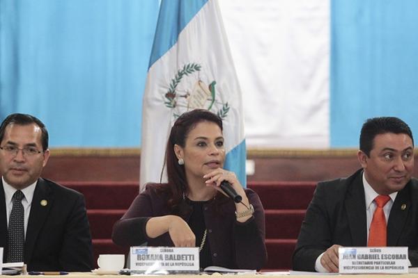 La vicepresidenta Roxana Baldetti se dirige a los gobernadores, coordinando la distribución de alimentos (Foto Prensa Libre: Álvaro Interiano)<br _mce_bogus="1"/>