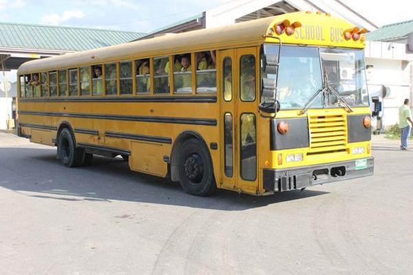 Fotografía de archivo que muestra un bus con estudiantes de Our Lady of Mount Carmel Primary School que cruza paso fronterizo entre Guatemala y Belice.  (Foto Prensa Libre: HemerotecaPL)