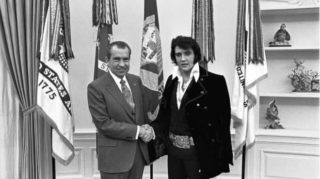 La foto de Richard Nixon dándole la mano a Elvis Presley en la Oficina Oval de la Casa Blanca, es el documento más solicitado de los Archivos Nacionales de EE.UU. (REUTERS)