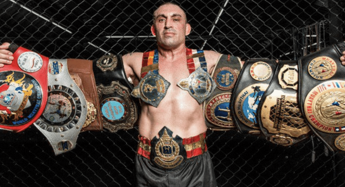 El italiano de 49 años Christian Dhagio exhibe sus títulos. (Foto Prensa Libre: Redes)