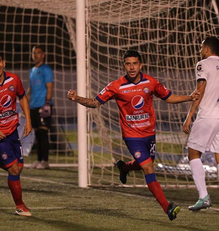 Xelajú y Comunicaciones se enfrentan esta noche en el estadio Dorotheo Guamuch Flores, en Ciudad de Guatemala, a las 20 horas. (Foto Prensa Libre: Hemeroteca PL)
