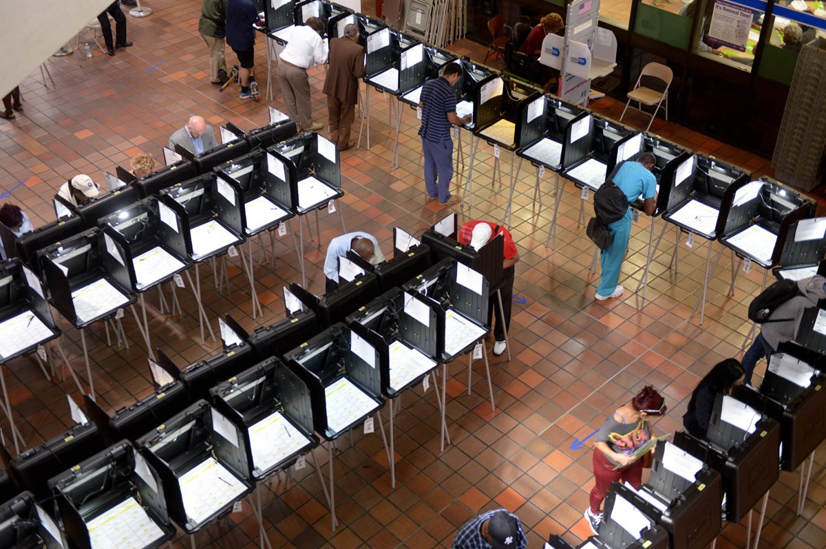 Electores hacen fila para votar, el lunes reciente, en un colegio electoral de Miami, Florida. (Foto Prensa Libre: EFE).