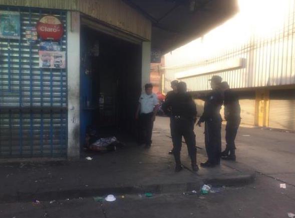 El incidente que se produjo en la zona 11 dejó un muerto y cuatro heridos. (Foto Prensa Libre: CVB)