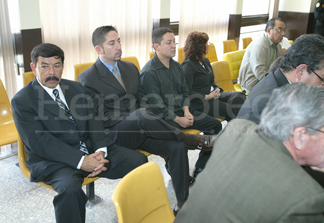 Marco Tulio Abadío aparece con sus hijos Junior Vinicio y Byron René Abadío Carrillo durante el juicio en su contra en 2007. (Foto: Hemeroteca PL)