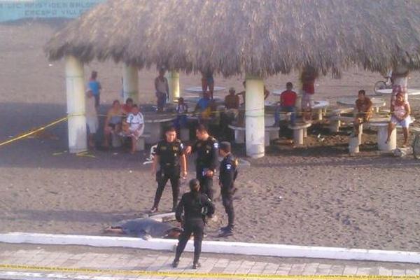 El cadáver no identificado de una mujer fue hallado este miércoles en la playa pública de Puerto San José, Escuintla. Presentaba varios golpes. (Foto Prensa Libre, Enrique Paredes)<br _mce_bogus="1"/>