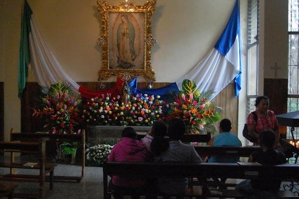 Fieles veneran imagen de la Virgen de Guadalupe en la parroquia de Santiago Apóstol, en Coatepeque. (Foto Prensa Libre: Alexander Coyoy) <br _mce_bogus="1"/>
