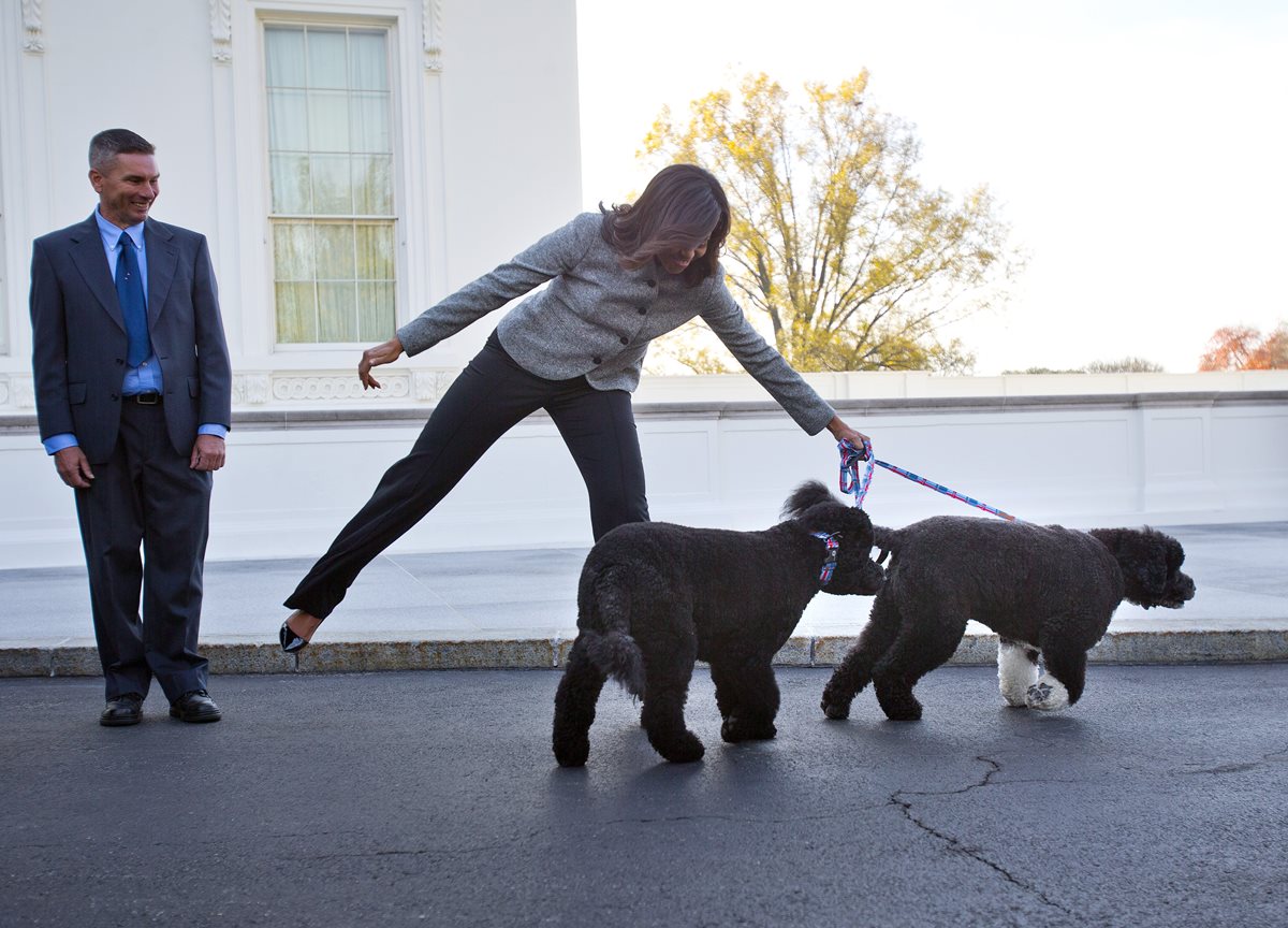 Michelle Obama, esposa del presidente Obama, pasea a Bo y Sunny en diciembre último en los jardines de la Casa Blanca. (Foto Prensa Libre: AP).