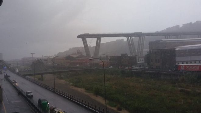 La policía publicó esta foto del puente después del colapso. POLIZIA DI STATO