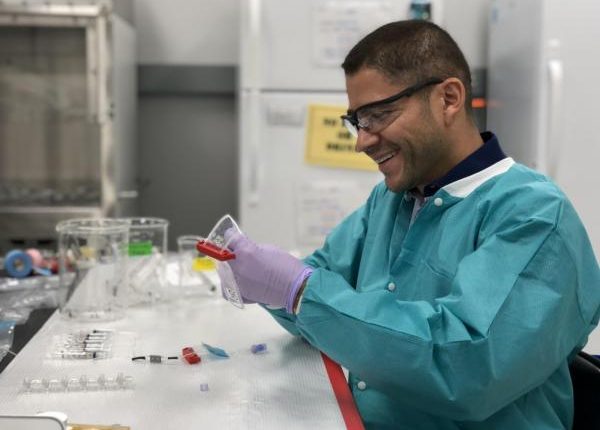 El doctor Luis Zea ha trabajado en varias misiones espaciales. Como administrador de integración de esta investigación, desarrolló un equipo para el descongelamiento de células cancerígenas en la microgravedad del espacio. (Foto Prensa Libre: University of Colorado Boulder).