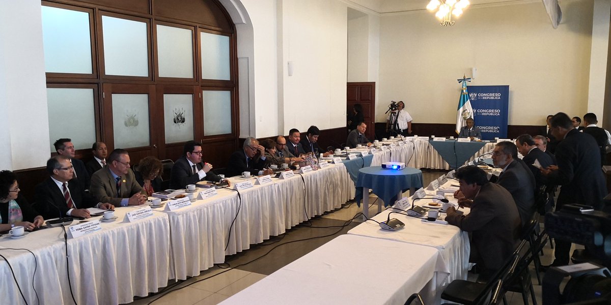 Los jefes de bloques escucharon la presentación de los representantes del Banco Mundial y ministros de Estado. (Foto Prensa Libre: Carlos Álvarez)