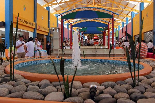 El centro  comercial presenta  elegantes detalles, como esta fuente.