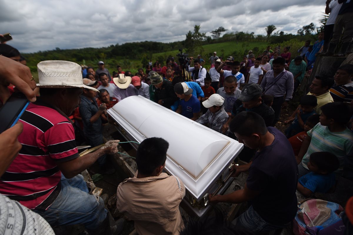Personas que conocieron a Jakelin esperaban la llegada de los restos de la niña. (Foto Prensa Libre: AFP)