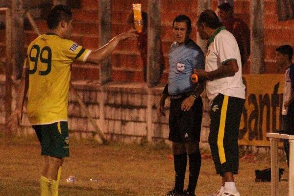 Centrone vivió intensamente el encuentro del sábado por la noche ante Sacachispas. (Foto Prensa Libre: Julio Vargas)