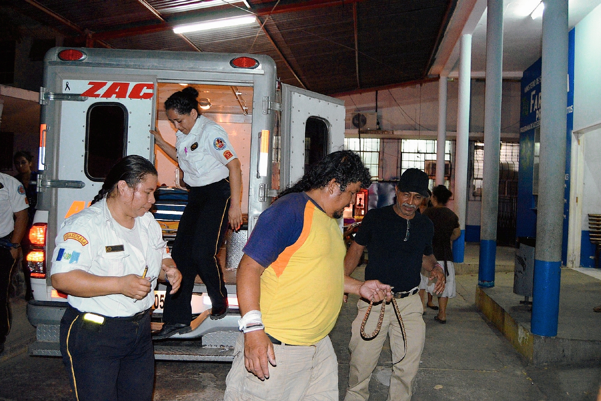 Luis Pineda Palacios ingresa al hospital con la serpiente en la mano. (Foto Prensa Libre: Víctor Gómez)