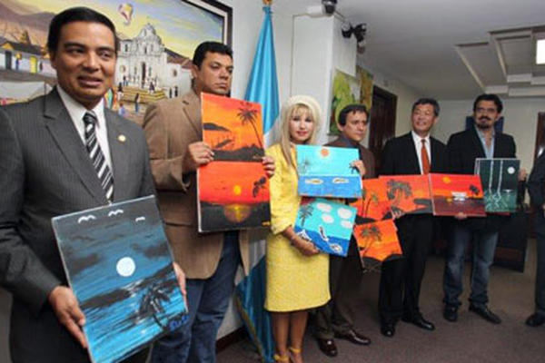 Sergio Ruano, viceministro de Ambiente; Vida Amor de Paz, Antonio Ralda, Adolfo Sun, embajador de Taiwán, y  Guillermo Arriola. (Foto Prensa Libre: Edwin Castro)