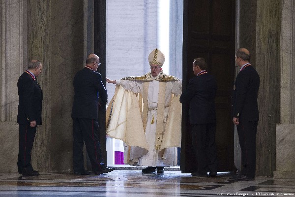  El Papa abrió as grandes puertas de bronce de la basílica de San Pedro para lanzar su año santo de la misericordia. (Foto Prensa Libre:AP)