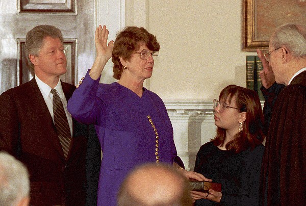 Janet Reno (c) es juramenta como Fiscal General, el 12 de marzo de 1993 por el juez Byron White. (Foto Prensa Libre: AP)