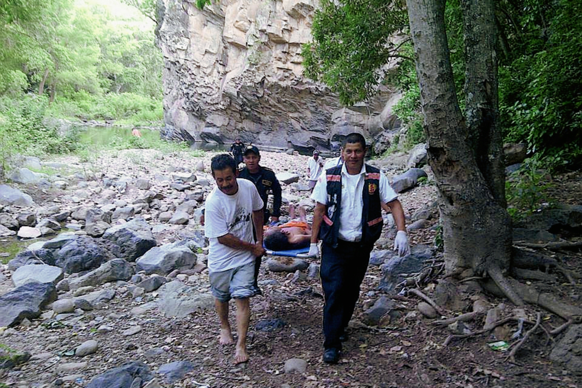 Socorristas rescatan a Cesar Augusto Morales , quien fue restado en un barranco, en Quesada, Jutiapa. (Foto Prensa Libre: Óscar González)