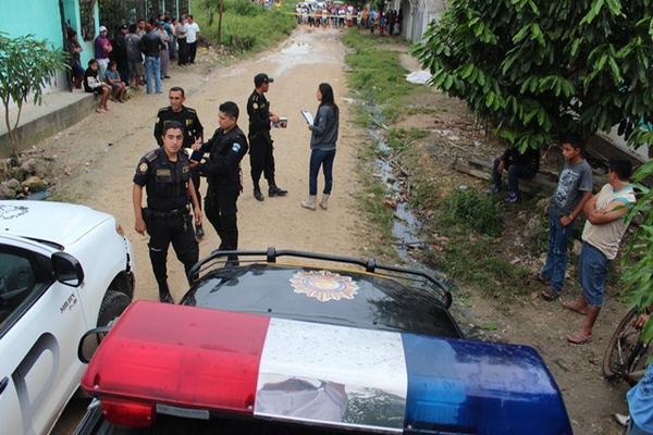Autoridades trabajan en el lugar donde murió baleado Henry Amílcar Gómez, en San Benito. (Foto Prensa Libre: Rigoberto Escobar)
