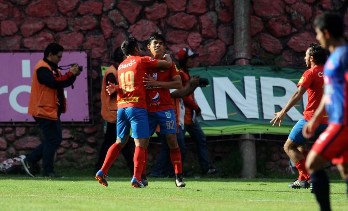 Los jugadores de Municipal festejan después del primer gol. (Foto Prensa Libre: Norvin Mendoza)