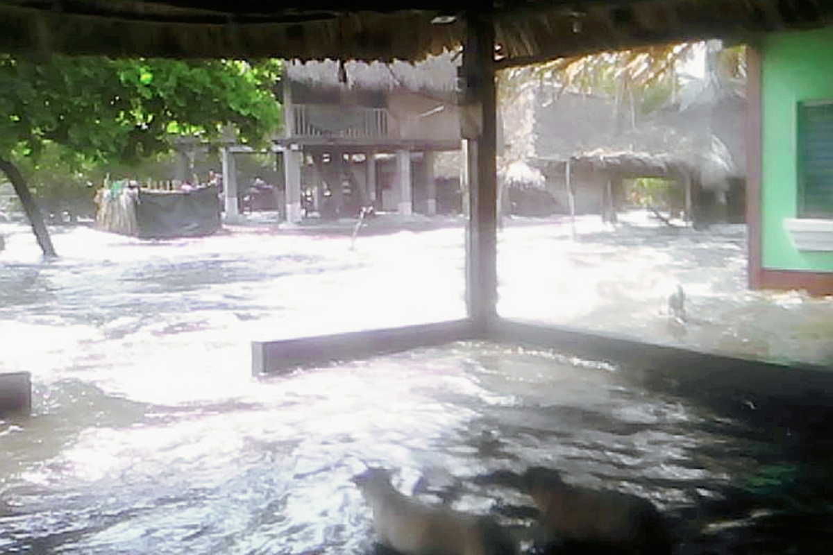 El fuerte  oleaje causó inundaciones y daños en sectores cercanos a la playa en aldea La Barrona, Moyuta, Jutiapa. (Foto Prensa Libre: Óscar González)