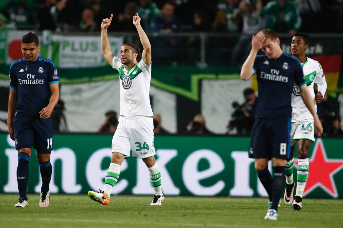 Ricardo Rodríguez abrió el marcador para el Wolfsburgo por la vía del penalti luego de una falta de Casemiro. (Foto Prensa Libre: AFP)