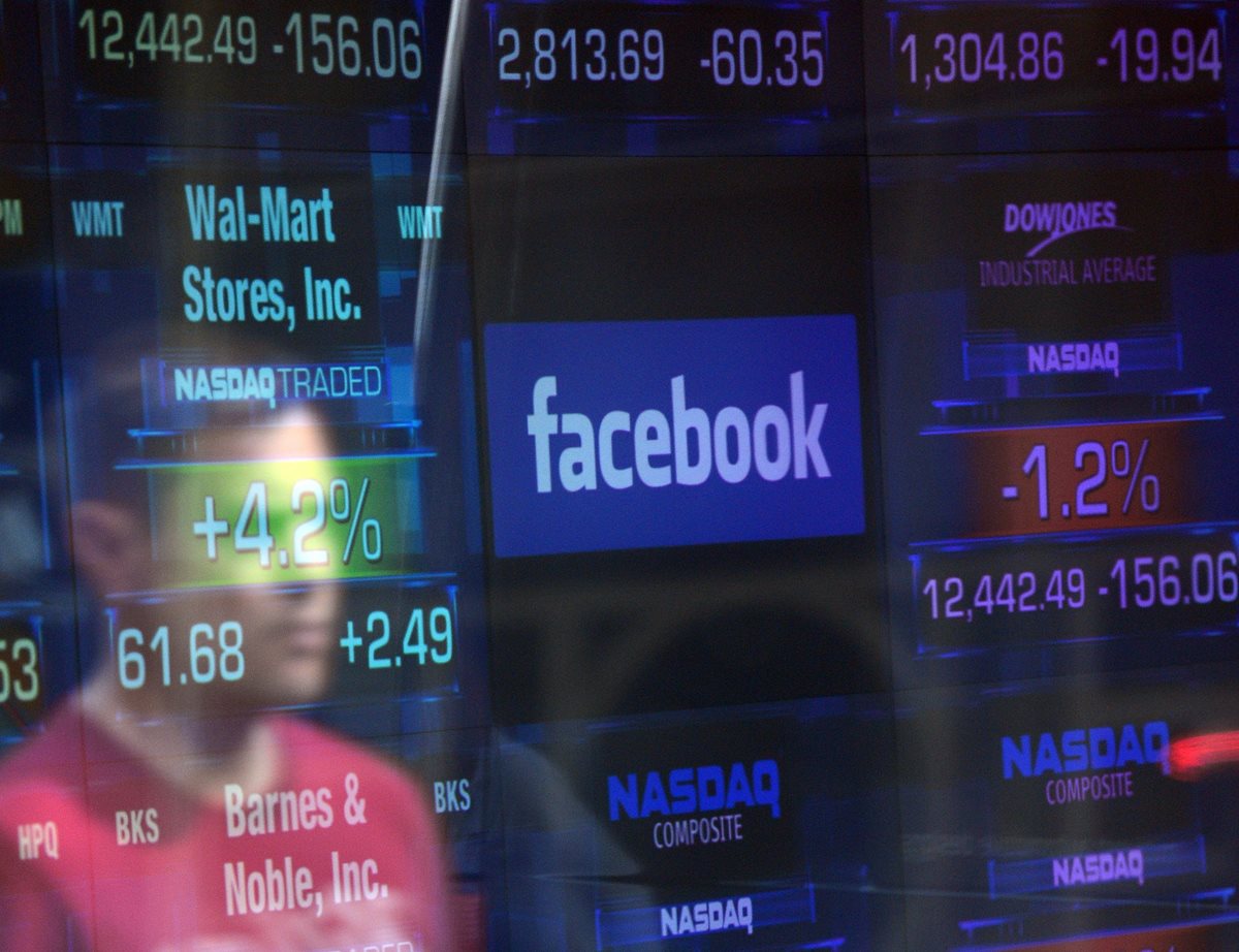 Las acciones de Facebook perdían 4.83% en la Bolsa de Valores de Nueva York afectada por uso de datos por parte de Cambridge Analytica. (Foto Prensa Libre: AFP)