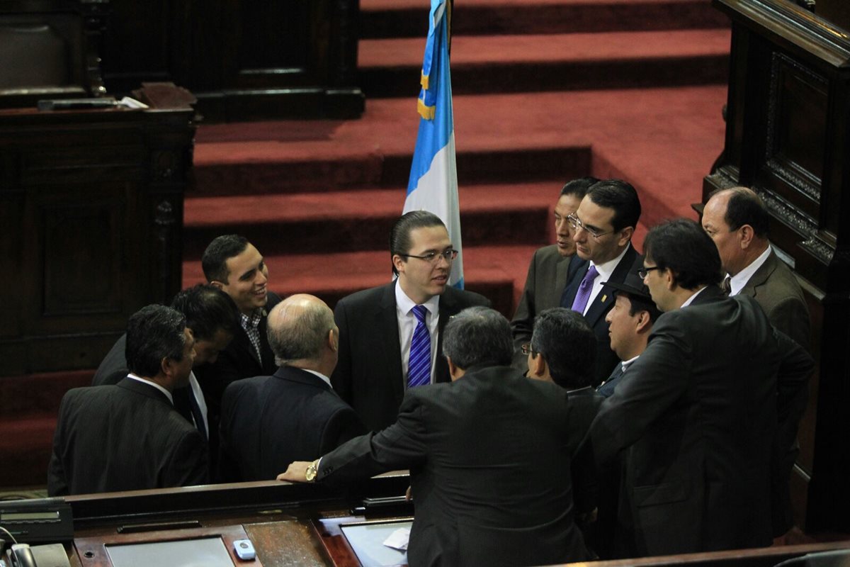 Diputados bromean previo a conocer en segunda lectura el proyecto de presupuesto. (Foto Prensa Libre: Esbin García)
