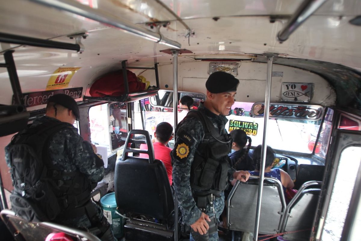 Agentes de la Policía Nacional Civil resguardan un bus de la ruta 22. (Foto Prensa Libre: Érick Ávila)