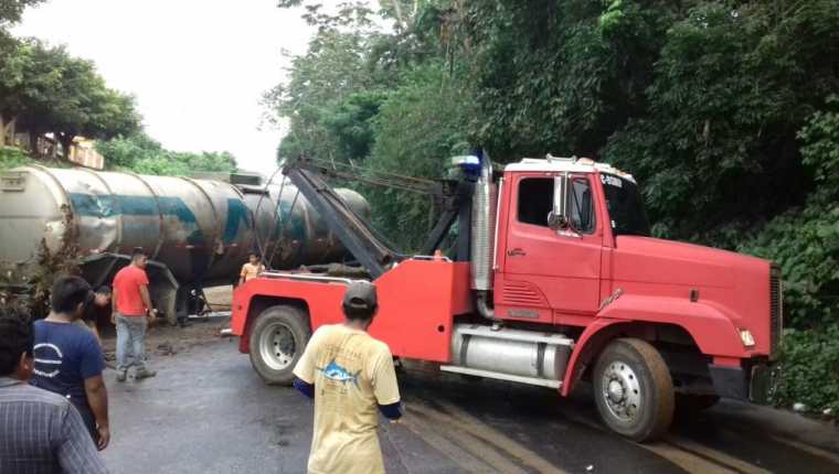 Grúa retira camión accidentado en el km 219.5 de la ruta al suroccidente. (Foto Prensa Libre: Alexánder Coyoy).