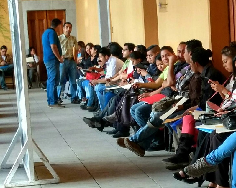 Unas 980 personas acudieron a la primera feria de empleo efectuada el 9 de marzo último, en Casa No’j, en Xelajú. (Foto Prensa Libre: María José Longo)