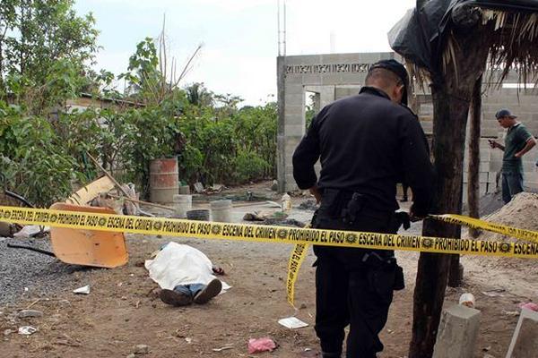 Autoridades resguardan el lugar donde murió a causa de un accidente laboral Richard Roque Ordoñez en Retalhuleu. (Foto Prensa Libre: Rolando Miranda)