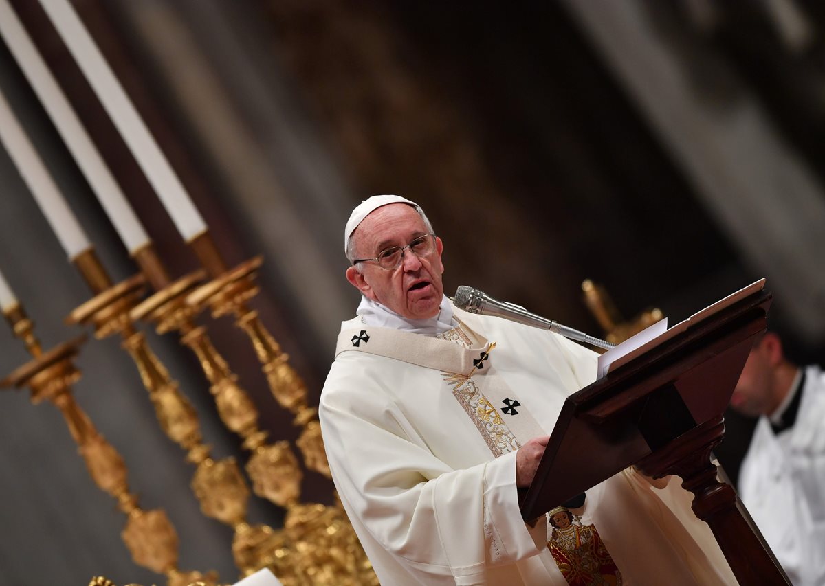 El Papa oficia la misa durante la celebración del Día Mundial de la Vida Consagrada.(Foto Prensa Libre:AFP).