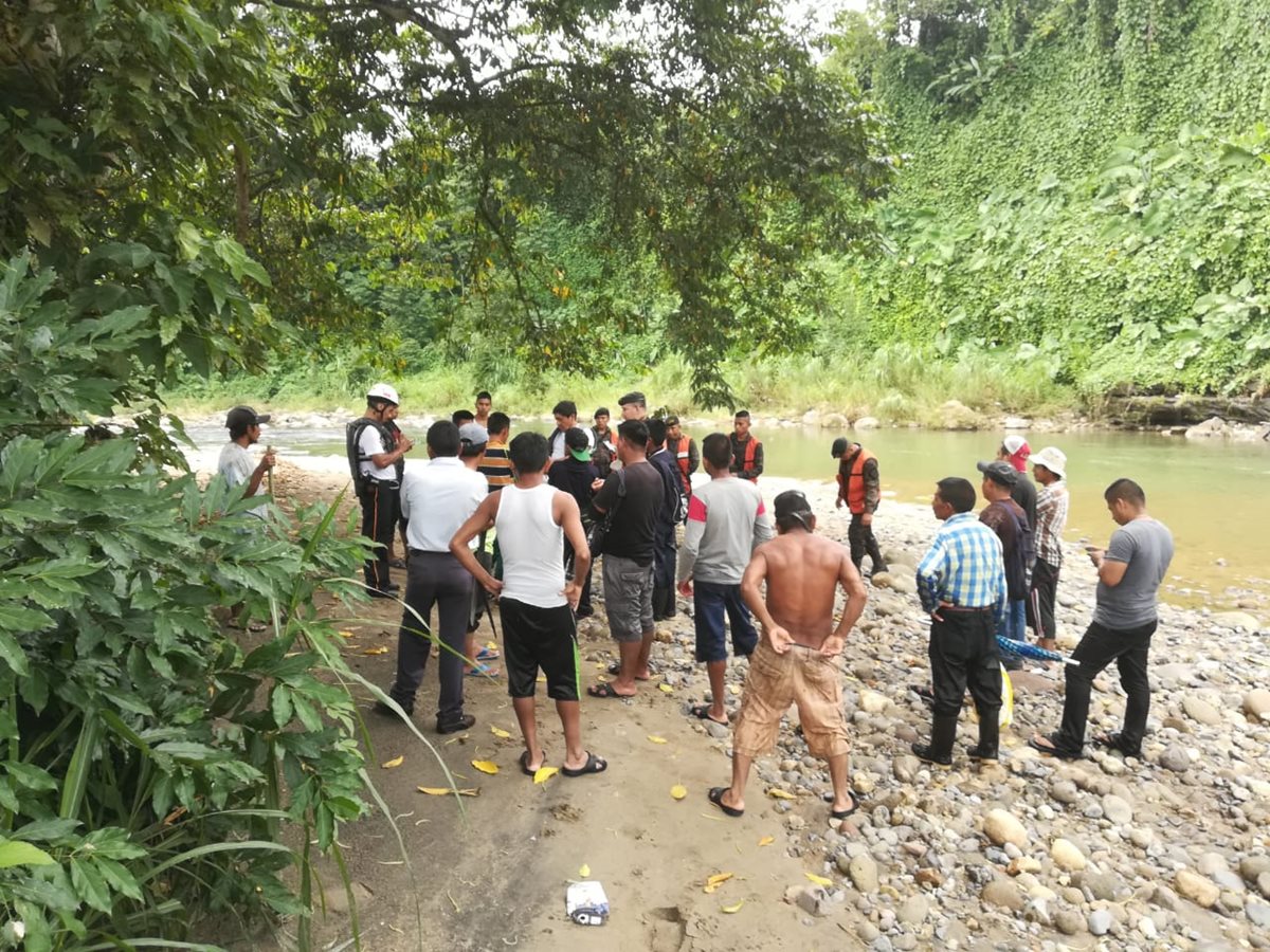 Bomberos Voluntarios, soldados y vecinos durante la búsqueda del niño Edison Matías, quien fue arrastrado por el río Petacalapa, en Malacatán, San Marcos. (Foto Prensa Libre: Cortesía Óscar Lima)