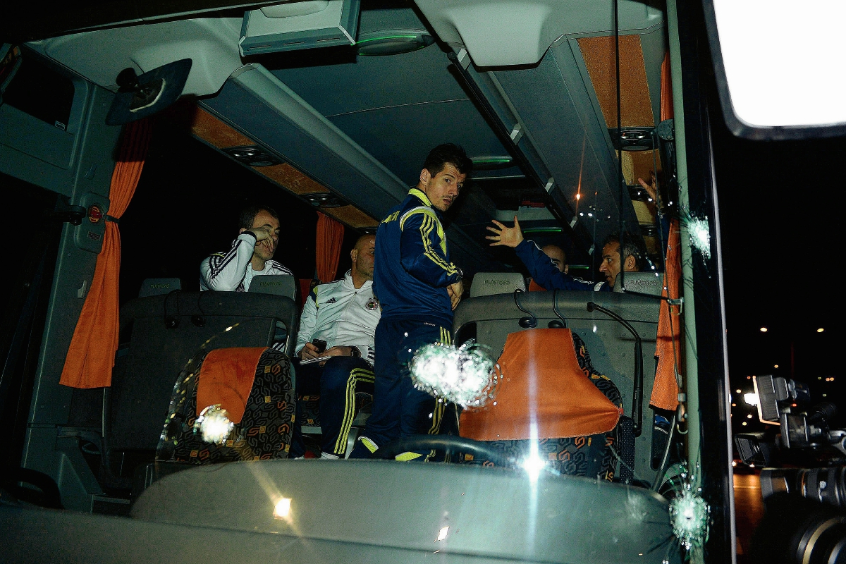 El chofer del autobús fue alcanzado por las balas ya que penetraron por el vidrio delantero. (Foto Prensa Libre:EFE)