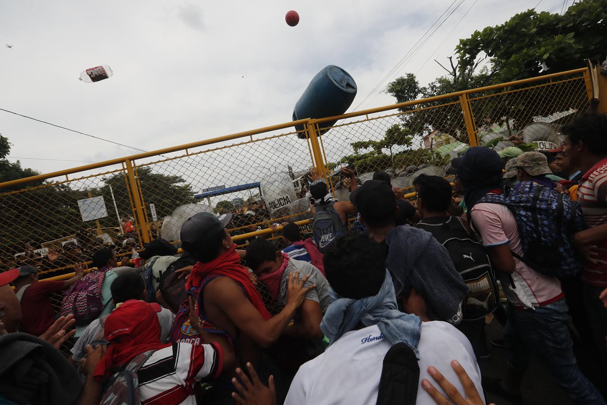 Las personas lanzaron objetos hacia donde estaban los elementos de seguridad guatemalteca.